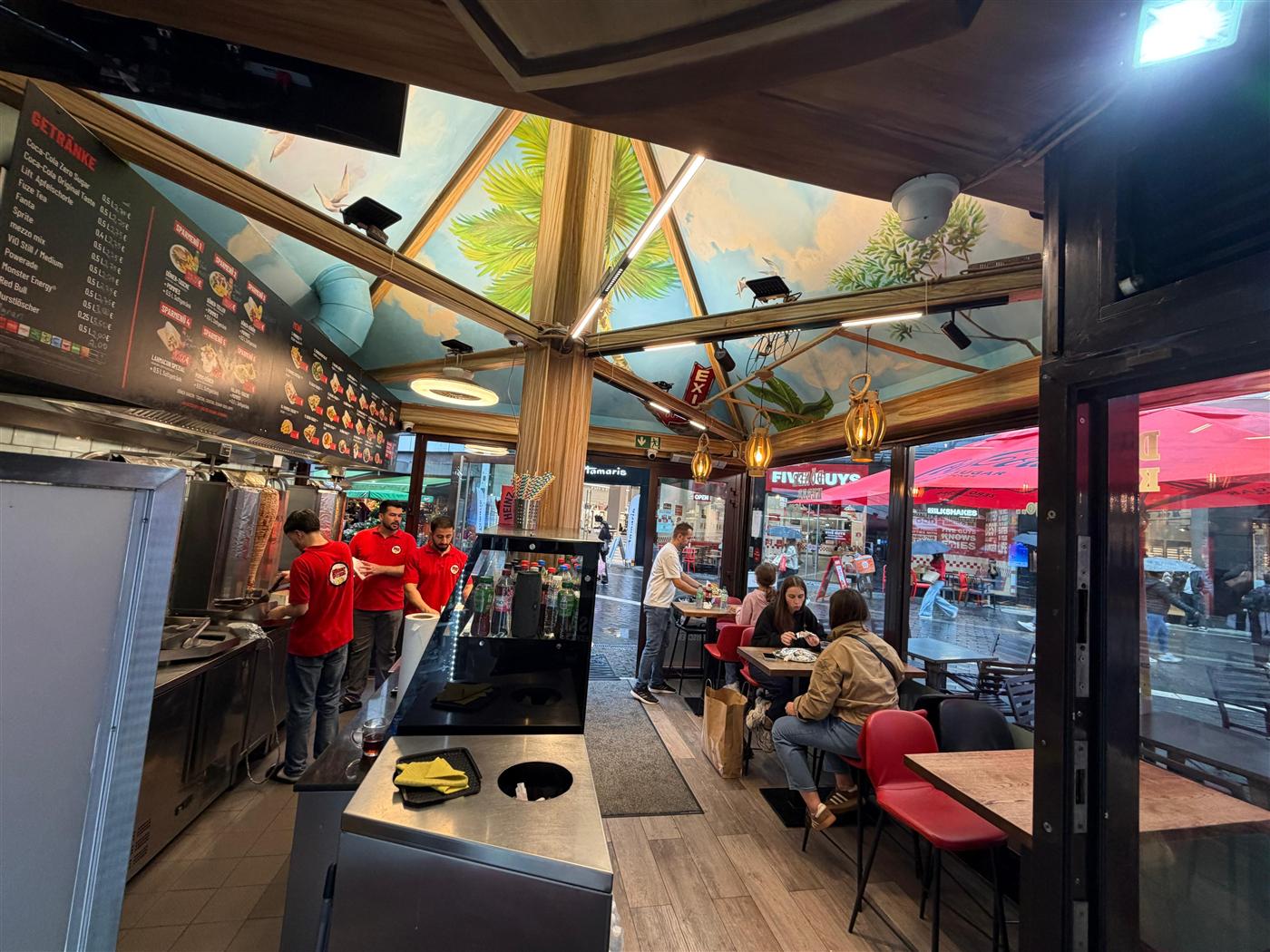 Gäste genießen die Atmosphäre bei Döner Point Dortmund